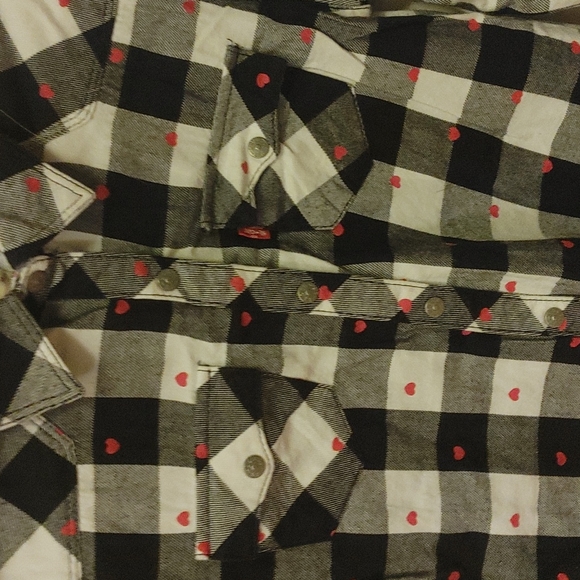 Girls levi's button up flannel with red hearts size 10/12 never worn - Picture 2 of 3